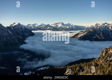 Berg über Wolken. Civetta Resort. Panoramablick auf die Dolomiten im Winter, Italien. Skigebiet in den Dolomiten, Italien. Drohnenansicht aus der Luft Stockfoto