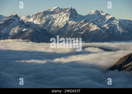 Berg über Wolken. Civetta Resort. Panoramablick auf die Dolomiten im Winter, Italien. Skigebiet in den Dolomiten, Italien. Drohnenansicht aus der Luft Stockfoto