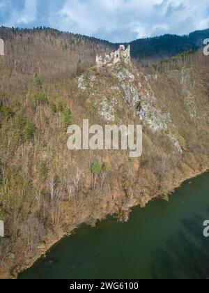 Aus der Vogelperspektive auf das Schloss Strecno, Slowakei. Stockfoto