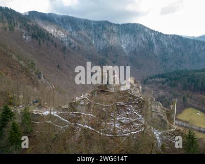 Aus der Vogelperspektive auf das Schloss Strecno, Slowakei. Stockfoto