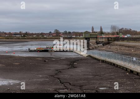 Brent Reservoir (Walisische Harfe), Großbritannien. Februar 2024. Canal & River Trust setzt ein fünfmonatiges Programm mit wichtigen Winterpflegearbeiten am Brent Reservoir Site of Special Scientific Interest (SSSI), auch bekannt als Welsh Harp, fort. Das Äquivalent von 400 olympischen Schwimmbädern wird entwässert, um eine Wartung der einmaligen Generation zu ermöglichen. Reparaturen an den Ketten und Stangen, die die Schleusen des Reservoirs bedienen, und Neulackierung des Ventilhausturms, von wo aus die Schleusentore, die den Wasserstand im Reservoir steuern, betrieben werden. Quelle: amanda Rose/Alamy Live News Stockfoto