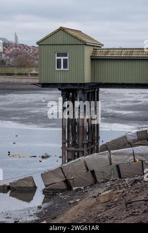 Brent Reservoir (Walisische Harfe), Großbritannien. Februar 2024. Canal & River Trust setzt ein fünfmonatiges Programm mit wichtigen Winterpflegearbeiten am Brent Reservoir Site of Special Scientific Interest (SSSI), auch bekannt als Welsh Harp, fort. Das Äquivalent von 400 olympischen Schwimmbädern wird entwässert, um eine Wartung der einmaligen Generation zu ermöglichen. Reparaturen an den Ketten und Stangen, die die Schleusen des Reservoirs bedienen, und Neulackierung des Ventilhausturms, von wo aus die Schleusentore, die den Wasserstand im Reservoir steuern, betrieben werden. Quelle: amanda Rose/Alamy Live News Stockfoto