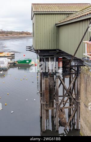 Brent Reservoir (Walisische Harfe), Großbritannien. Februar 2024. Canal & River Trust setzt ein fünfmonatiges Programm mit wichtigen Winterpflegearbeiten am Brent Reservoir Site of Special Scientific Interest (SSSI), auch bekannt als Welsh Harp, fort. Das Äquivalent von 400 olympischen Schwimmbädern wird entwässert, um eine Wartung der einmaligen Generation zu ermöglichen. Reparaturen an den Ketten und Stangen, die die Schleusen des Reservoirs bedienen, und Neulackierung des Ventilhausturms, von wo aus die Schleusentore, die den Wasserstand im Reservoir steuern, betrieben werden. Quelle: amanda Rose/Alamy Live News Stockfoto