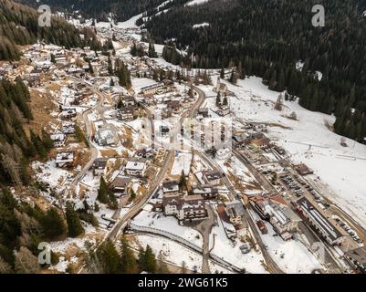 Santa Fosca Civetta Resort. Panoramablick auf die Dolomiten im Winter, Italien. Skigebiet in den Dolomiten, Italien. Drohnenansicht von Santa Fo aus der Vogelperspektive Stockfoto