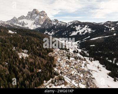 Santa Fosca Civetta Resort. Panoramablick auf die Dolomiten im Winter, Italien. Skigebiet in den Dolomiten, Italien. Drohnenansicht von Santa Fo aus der Vogelperspektive Stockfoto