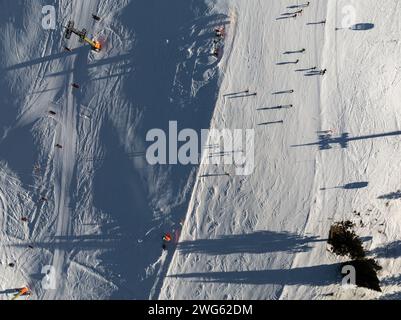 Civetta Resort. Panoramablick auf die Dolomiten im Winter, Italien. Skigebiet in den Dolomiten, Italien. Blick von der Drohne auf die Skipisten und den Berg Stockfoto