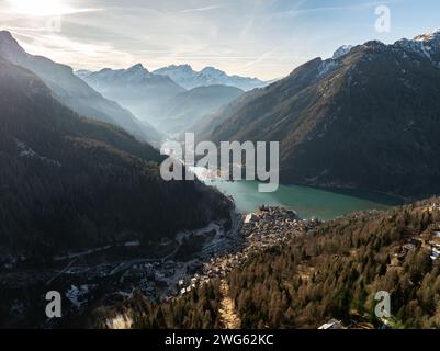 Dorf Alleghe in der Provinz Belluno in der italienischen Region Veneto. Panoramablick auf die Dolomiten im Winter, Italien. Alleghe Ski Stockfoto