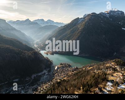 Dorf Alleghe in der Provinz Belluno in der italienischen Region Veneto. Panoramablick auf die Dolomiten im Winter, Italien. Alleghe Ski Stockfoto