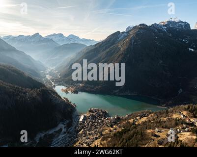 Dorf Alleghe in der Provinz Belluno in der italienischen Region Veneto. Panoramablick auf die Dolomiten im Winter, Italien. Alleghe Ski Stockfoto