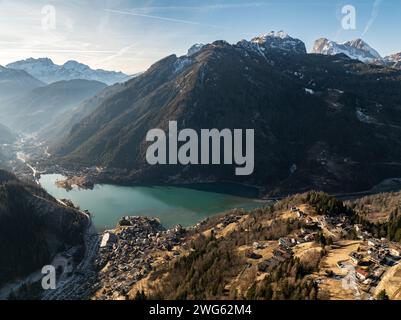 Dorf Alleghe in der Provinz Belluno in der italienischen Region Veneto. Panoramablick auf die Dolomiten im Winter, Italien. Alleghe Ski Stockfoto