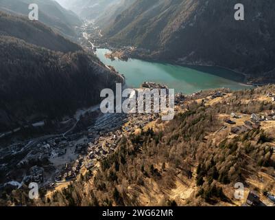 Dorf Alleghe in der Provinz Belluno in der italienischen Region Veneto. Panoramablick auf die Dolomiten im Winter, Italien. Alleghe Ski Stockfoto