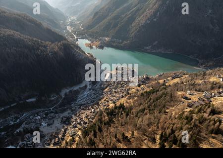 Dorf Alleghe in der Provinz Belluno in der italienischen Region Veneto. Panoramablick auf die Dolomiten im Winter, Italien. Alleghe Ski Stockfoto