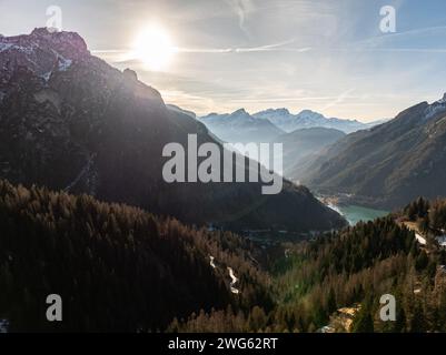 Dorf Alleghe in der Provinz Belluno in der italienischen Region Veneto. Panoramablick auf die Dolomiten im Winter, Italien. Alleghe Ski Stockfoto