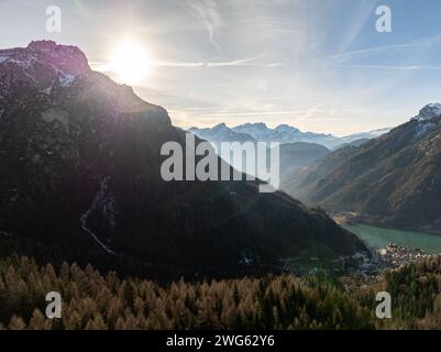 Dorf Alleghe in der Provinz Belluno in der italienischen Region Veneto. Panoramablick auf die Dolomiten im Winter, Italien. Alleghe Ski Stockfoto