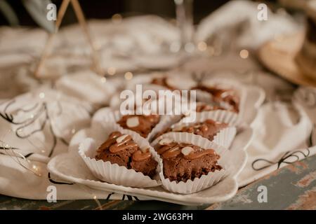 Leckere Schokoladen-Brownies, Portionen Mit Karamellsauce Und Erdnüssen. Stockfoto
