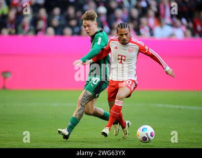 München, Deutschland 03. Februar 2024: Fussball, Herren, Bundesliga, Saison 2023/2024, FC Bayern München - Borussia Mönchengladbach, Allianz Arena Luca Netz (Borussia Mönchengladbach) (li.) mit Leroy Sane (FC Bayern München) (re.) Die Bestimmungen im Zweikampf, Angriff, Ball DFB, DFL verbieten die Verwendung von Fotos als Bildsequenzen und/oder Quasi-Video Stockfoto