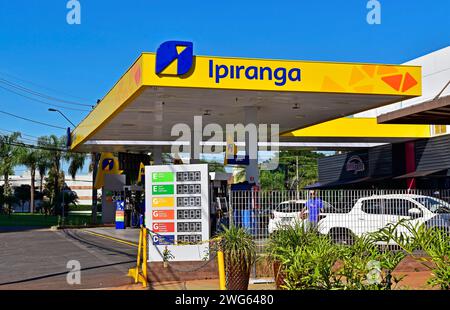 RIBEIRAO PRETO, SAO PAULO, BRASILIEN - 29. Dezember 2023: Tankstelle (Posto Ipiranga) Stockfoto