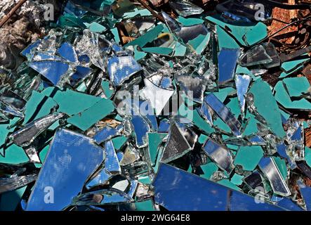 Zerbrochener Spiegel auf leerem Grundstück Stockfoto