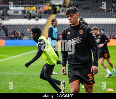 RUMPF, GROSSBRITANNIEN. Februar 2024. EFL Championship Football League: Hull City AFC gegen Millwall FC. Ryan Giles aus Hull City wärmt sich auf. Paul Whitehurst/Alamy Live News Stockfoto