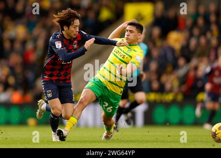 Tatsuhiro Sakamoto von Coventry City (links) und Marcelino Nunez von Norwich City kämpfen um den Ball während des Sky Bet Championship Matches in Carrow Road, Norwich. Bilddatum: Samstag, 3. Februar 2024. Stockfoto