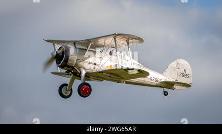 Old Warden, UK - 2. Oktober 2022: Oldtimer-Flugzeug 1937 Gloster Gladiator fliegt in Bodennähe Stockfoto