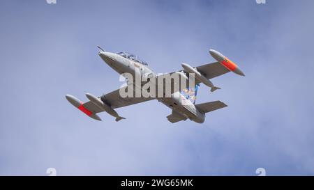 Fairford, Großbritannien - 14. Juli 2022: Ein italienischer Luftwaffe Aermacchi MB-339CD Miltary Jet Trainer im Flug nahe am Boden. Nahaufnahme Stockfoto