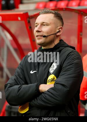 Enschede, Niederlande. Februar 2024. ENSCHEDE, NIEDERLANDE - 3. FEBRUAR: Vierter offizieller Martijn Vos während des niederländischen Eredivisie-Spiels zwischen dem FC Twente und dem RKC Waalwijk am 3. Februar 2024 in de Grolsch Veste in Enschede, Niederlande. (Foto von Hans van der Valk/Orange Pictures) Credit: Orange Pics BV/Alamy Live News Stockfoto