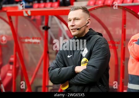 Enschede, Niederlande. Februar 2024. ENSCHEDE, NIEDERLANDE - 3. FEBRUAR: Vierter offizieller Martijn Vos während des niederländischen Eredivisie-Spiels zwischen dem FC Twente und dem RKC Waalwijk am 3. Februar 2024 in de Grolsch Veste in Enschede, Niederlande. (Foto von Hans van der Valk/Orange Pictures) Credit: Orange Pics BV/Alamy Live News Stockfoto