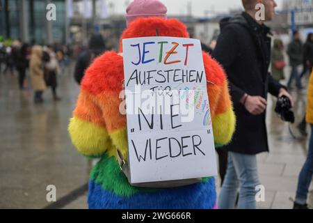 Berlin, Deutschland 03. Februar 2024: Menschenkette für Demokratie und gegen Rechtsextremismus an diesem Samstag am Berliner Reichstagsgebäude. Im Bild: Demonstrantin mit Schild: Jetzt aufstehen füür nie wieder Reichstagsgebäude Berlin *** Berlin, Deutschland 03 Februar 2024 Menschenkette für Demokratie und gegen Rechtsextremismus am Samstag im Reichstagsgebäude in Berlin abgebildete Demonstrantin mit Schild stehen jetzt für nie wieder Reichstagsgebäude Berlin Copyright: XFotostandx/xReuhlx Stockfoto