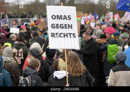 Berlin, Deutschland 03. Februar 2024: Menschenkette für Demokratie und gegen Rechtsextremismus an diesem Samstag am Berliner Reichstagsgebäude. Im Bild: Schild mit Aufschrift OMAS gegen rechts Reichstagsgebäude Berlin *** Berlin, Deutschland 03 Februar 2024 Menschenkette für Demokratie und gegen Rechtsextremismus am Samstag im Berliner Reichstagsgebäude im Bildschild mit der Aufschrift OMAS gegen rechts Reichstagsgebäude Berlin Copyright: XFotostandx/xReuhlx Stockfoto