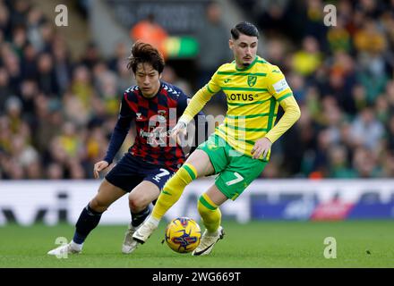 Tatsuhiro Sakamoto von Coventry City (links) und Borja Sainz von Norwich City kämpfen um den Ball während des Sky Bet Championship Matches in Carrow Road, Norwich. Bilddatum: Samstag, 3. Februar 2024. Stockfoto