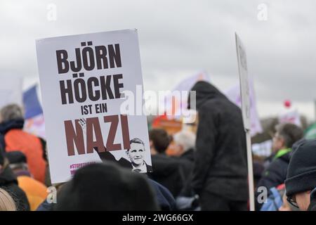 Berlin, Deutschland 03. Februar 2024: Menschenkette für Demokratie und gegen Rechtsextremismus an diesem Samstag am Berliner Reichstagsgebäude. Im Bild: Schild mit Aufschrift Björn höcke ist ein Nazi-Reichstagsgebäude Berlin *** Berlin, Deutschland 03 Februar 2024 Menschenkette für Demokratie und gegen Rechtsextremismus am Samstag im Berliner Reichstagsgebäude im Bildschild mit der Inschrift Björn höcke ist ein Nazi-Reichstagsgebäude Berlin Copyright: XFotostandx/xReuhlx Stockfoto