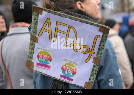 Berlin, Deutschland 03. Februar 2024: Menschenkette für Demokratie und gegen Rechtsextremismus an diesem Samstag am Berliner Reichstagsgebäude. Im Bild: Schild mit Aufschrift AFDoof Reichstagsgebäude Berlin *** Berlin, Deutschland 03 Februar 2024 Menschenkette für Demokratie und gegen Rechtsextremismus am Samstag im Reichstagsgebäude Berlin im Bildschild mit der Aufschrift AFDoof Reichstagsgebäude Berlin Copyright: XFotostandx/xReuhlx Stockfoto