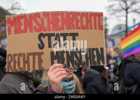 Berlin, Deutschland 03. Februar 2024: Menschenkette für Demokratie und gegen Rechtsextremismus an diesem Samstag am Berliner Reichstagsgebäude. Im Bild: Schild mit Aufschrift Menschenrechte statt rechte Menschen Reichstagsgebäude Berlin *** Berlin, Deutschland 03 Februar 2024 Menschenkette für Demokratie und gegen Rechtsextremismus am Samstag im Reichstagsgebäude Berlin im Bildschild mit der Aufschrift Menschenrechte statt Rechte Menschen Reichstagsgebäude Berlin Copyright: XFotostandx/xReuhlx Stockfoto