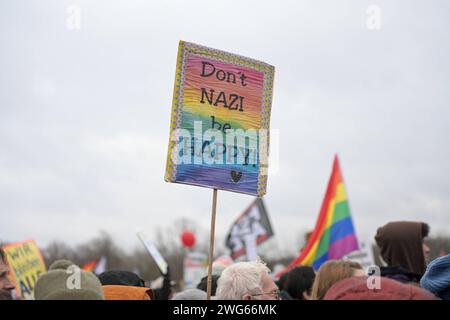 Berlin, Deutschland 03. Februar 2024: Menschenkette für Demokratie und gegen Rechtsextremismus an diesem Samstag am Berliner Reichstagsgebäude. Im Bild: Schild mit Aufschrift Don t Nazi Be Happy Reichstagsgebäude Berlin *** Berlin, Deutschland 03 Februar 2024 Menschenkette für Demokratie und gegen Rechtsextremismus am Samstag im Reichstagsgebäude in Berlin im Bildschild mit der Aufschrift Don t Nazi be Happy Reichstagsgebäude Berlin Copyright: XFotostandx/xReuhlx Stockfoto