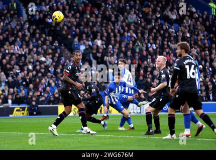 Jack Hinshelwood von Brighton und Hove Albion erzielt das zweite Tor des Spiels während des Premier League-Spiels im American Express Stadium in Brighton. Bilddatum: Samstag, 3. Februar 2024. Stockfoto