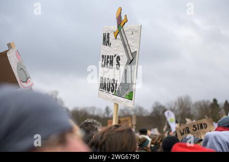 Berlin, Deutschland 03. Februar 2024: Menschenkette für Demokratie und gegen Rechtsextremismus an diesem Samstag am Berliner Reichstagsgebäude. Im Bild: Schild mit Aufschrift Na, ziehs raus Reichstagsgebäude Berlin *** Berlin, Deutschland 03 Februar 2024 Menschenkette für Demokratie und gegen Rechtsextremismus am Samstag im Reichstagsgebäude in Berlin im Bildschild mit der Aufschrift Na, ziehs raus Reichstagsgebäude Berlin Copyright: XFotostandx/xReuhlx Stockfoto