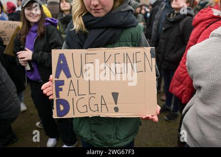 Berlin, Deutschland 03. Februar 2024: Menschenkette für Demokratie und gegen Rechtsextremismus an diesem Samstag am Berliner Reichstagsgebäude. Im Bild: Schild mit Aufschrift auf keinen Fall DIGGA Reichstagsgebäude Berlin *** Berlin, Deutschland 03 Februar 2024 Menschenkette für Demokratie und gegen Rechtsextremismus am Samstag im Reichstagsgebäude Berlin im Bildschild mit der Aufschrift auf keinen Fall DIGGA Reichstagsgebäude Berlin Copyright: XFotostandx/xReuhlx Stockfoto