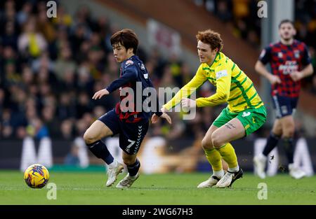 Tatsuhiro Sakamoto von Coventry City (links) und Josh Sargent von Norwich City kämpfen um den Ball während des Sky Bet Championship Matches in Carrow Road, Norwich. Bilddatum: Samstag, 3. Februar 2024. Stockfoto