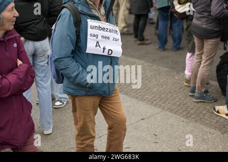 Berlin, Deutschland 03. Februar 2024: Menschenkette für Demokratie und gegen Rechtsextremismus an diesem Samstag am Berliner Reichstagsgebäude. Im Bild: Schild mit Aufschrift unbezahlt sag ne zur AfD Reichstagsgebäude Berlin *** Berlin, Deutschland 03 Februar 2024 Menschenkette für Demokratie und gegen Rechtsextremismus am Samstag im Reichstagsgebäude Berlin im Bildschild mit der Aufschrift unbezahlt sag ne zur AfD Reichstagsgebäude Berlin Copyright: XFotostandx/xReuhlx Stockfoto