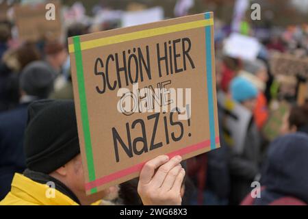 Berlin, Deutschland 03. Februar 2024: Menschenkette für Demokratie und gegen Rechtsextremismus an diesem Samstag am Berliner Reichstagsgebäude. Im Bild: Schild mit Aufschrift schöner hier ohne Nazis Reichstagsgebäude Berlin *** Berlin, Deutschland 03 Februar 2024 Menschenkette für Demokratie und gegen Rechtsextremismus am Samstag im Reichstagsgebäude Berlin im Bildschild mit der Aufschrift schöner hier ohne Nazis Reichstagsgebäude Berlin Copyright: XFotostandx/xReuhlx Stockfoto