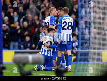 Jack Hinshelwood von Brighton und Hove Albion feiert mit seinem Teamkollegen Facundo Buonanotte, nachdem er im American Express Stadium in Brighton das zweite Tor des Spiels erzielt hat. Bilddatum: Samstag, 3. Februar 2024. Stockfoto