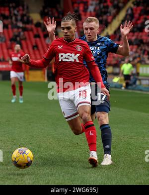 Louie Sibley von Derby County (rechts) und Tennai Watson von Charlton Athletic (links) während des Spiels der Sky Bet League One im Valley, London. Bilddatum: Samstag, 3. Februar 2024. Stockfoto