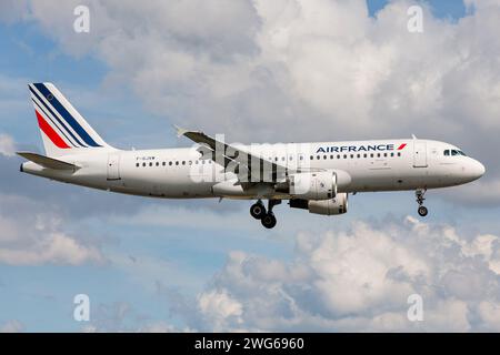 Air France Airbus A320-200 mit Registrierung F-GJVW im Finale für den Flughafen Amsterdam Schiphol Stockfoto