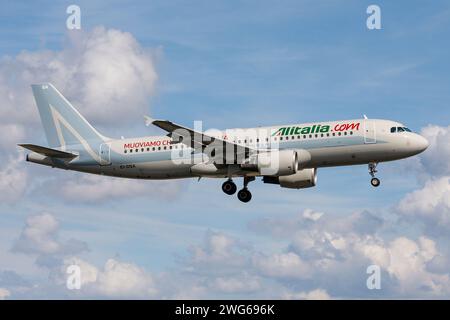 Alitalia Airbus A320-200 mit Registrierung EI-DSA in Sonderlackierung am Finale für Amsterdam Airport Schiphol Stockfoto