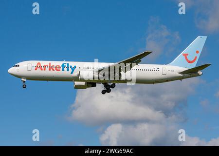 Holländische Arkefly Boeing 767-300 mit Registrierung PH-AHX im Finale für Amsterdam Airport Schiphol Stockfoto