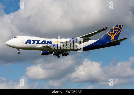 Atlas Air Boeing 747-400F mit der Registrierung N493MC im Finale für den Flughafen Amsterdam Schiphol Stockfoto