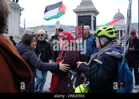 London, Vereinigtes Königreich. Februar 2024. Eine Frau weint, nachdem sie gesehen hat, wie jüdische Menschen während der nationalen Demonstration in Solidarität mit Palästina gegen den Staat Israel protestierten. Laura Gaggero/Alamy Live News Stockfoto