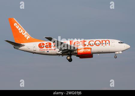 Britische EasyJet Boeing 737-700 mit Registrierung G-EZKG im Finale für Amsterdam Airport Schiphol Stockfoto