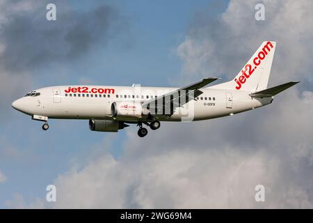 British Jet2 Boeing 737-300 mit der Registrierung G-GDFB in weißer Grundlackierung im Finale für Amsterdam Airport Schiphol Stockfoto